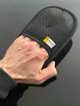 Lade das Bild in den Galerie-Viewer, 2-in-1-Handschuhe zur Entfernung von Tierhaaren für Katzen und Hunde – elektrostatischer Pflegehandschuh, Wiederverwendbar , waschbar, mit Fusselroller-Bürste, sicher und ungiftig
