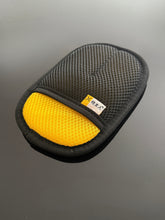 Lade das Bild in den Galerie-Viewer, 2-in-1-Handschuhe zur Entfernung von Tierhaaren für Katzen und Hunde – elektrostatischer Pflegehandschuh, Wiederverwendbar , waschbar, mit Fusselroller-Bürste, sicher und ungiftig
